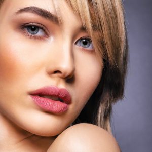 Read more about the article Piękno na stałe – popularne obszary makijażu permanentnego – brwi, eyeliner, usta