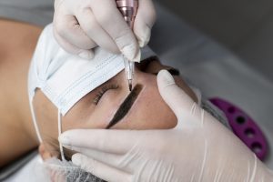 Read more about the article Makijaż permanentny dla osób z rzadkimi brwiami – jak uzyskać naturalny efekt?