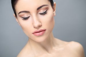 Read more about the article Makijaż permanentny a trendy w modzie – jak się zmieniały przez lata?